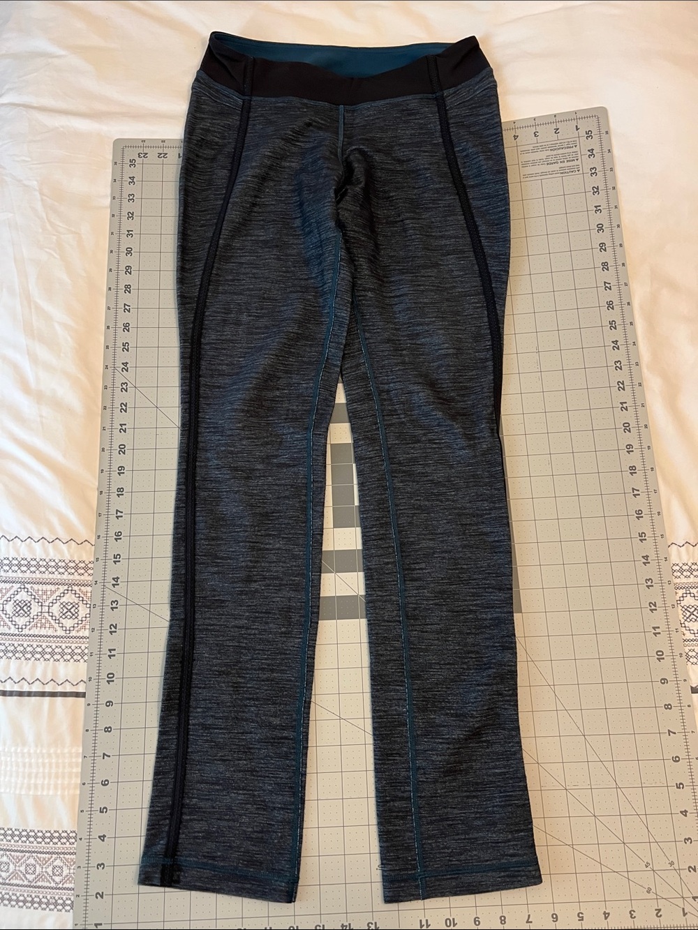 Lululemon Heathered Charcoal and Teal Athletic Leggings with Teal Accents